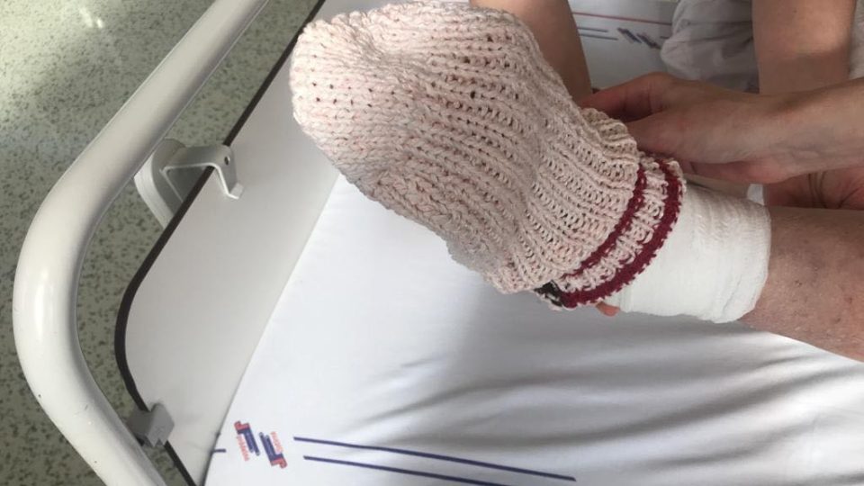 Pletařky věnovaly pacientům náchodské nemocnice na 700 párů ponožek