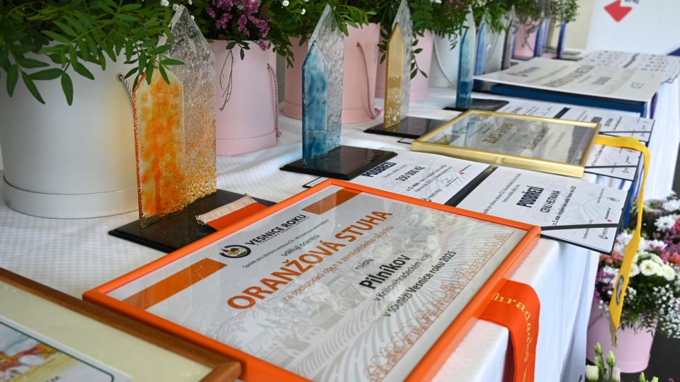 V Bezděkově nad Metují převzali ocenění vítězné obce krajského kola soutěže Vesnice roku | foto: Krajský úřad Královéhradeckého kraje V Bezděkově nad Metují převzali ocenění vítězné obce krajského kola soutěže Vesnice roku