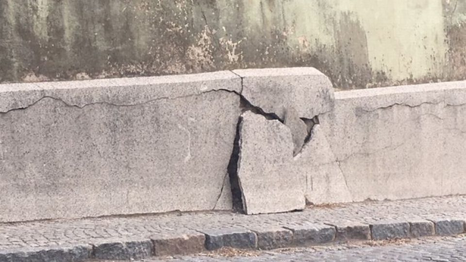 V Novém Městě nad Metují popraskaly zdi několika domů, klenby podloubí, díry se objevují i na silnici.