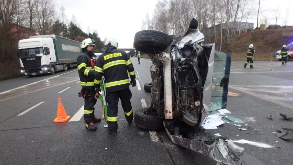 Na silnici č. 33 u odbočky na Vysokov došlo k dopravní nehodě dvou osobních vozidel a dodávky