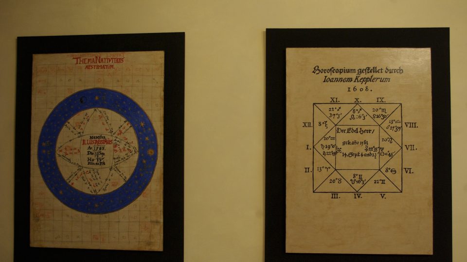 Valdštejnovy horoskopy, vpravo Keplerův, vlevo tzv. Kopidlenský