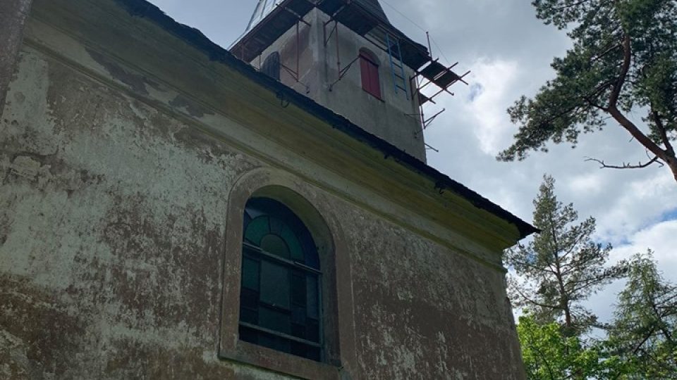Zchátralý kostel ve Starém Rokytníku u Trutnova se snaží zachránit parta místních nadšenců