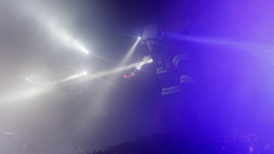 Požár rodinného domu v Rychnově nad Kněžnou hasilo pět jednotek