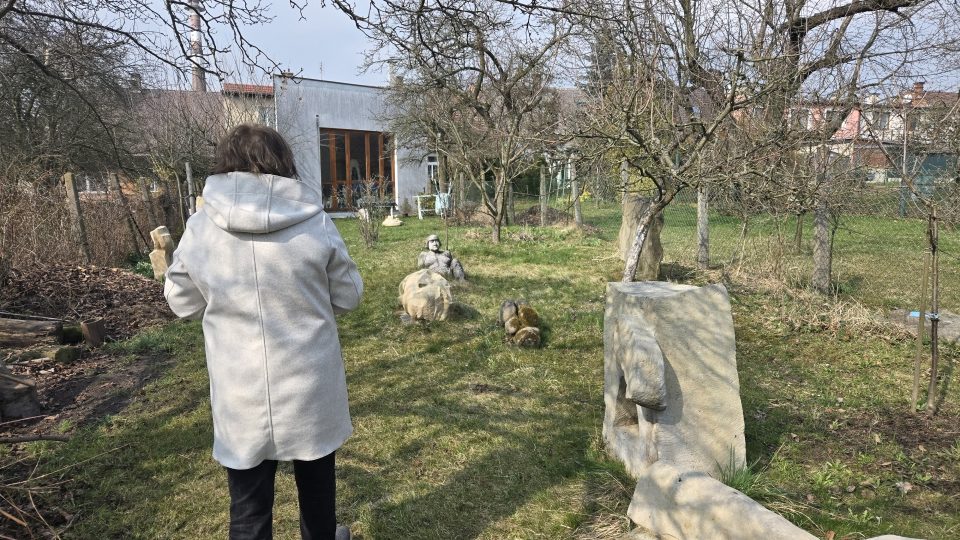 Ellen na zahradě u ateliéru v Hořicích | foto: Vladislava Wildová, Český rozhlas Ellen na zahradě u ateliéru v Hořicích