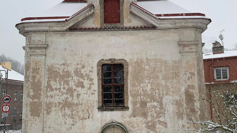 Kapli sv. Jana Nepomuckého v Novém Městě nad Metují zachraňují dva místní senioři