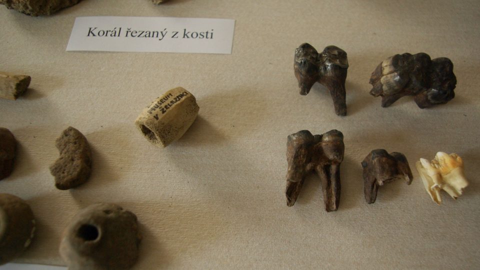 Předměty z archeologické sbírky, která se vrátila do železnického muzea