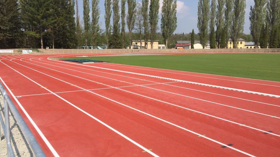 Atletický stadion Václava Šperla v Dobrušce se proměnil k nepoznání
