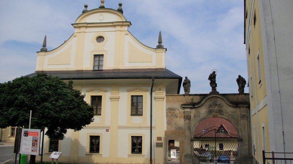 Městské muzeum ve Dvoře Králové nad Labem sídlí v tzv. Kohoutově dvoře z roku 1738