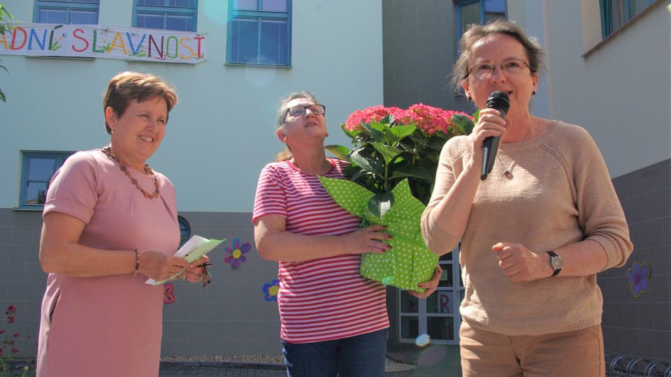 Zahradní slavnost v areálu Základní školy v Sobotce a nová venkovní učebna obklopená arboretem