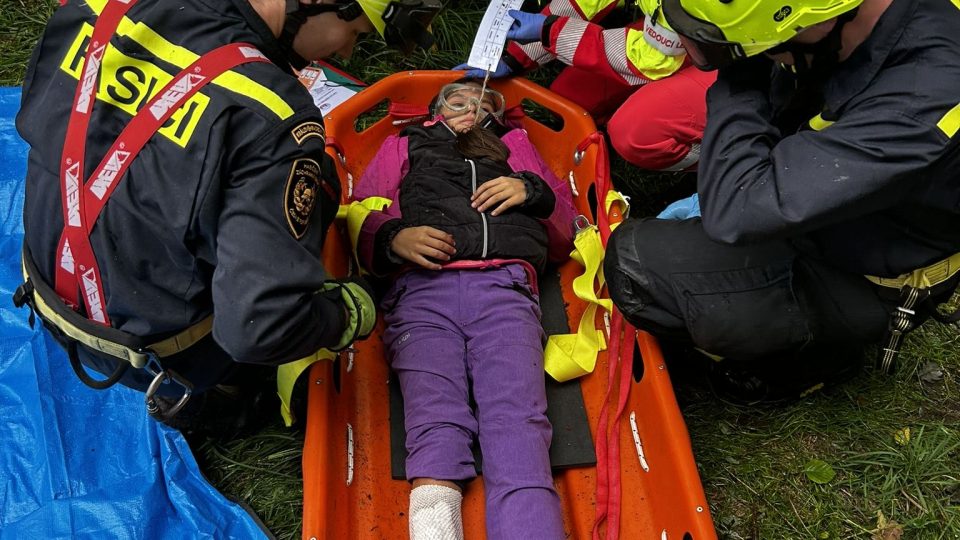 V Prachovských skalách bylo rušno. Záchranáři trénovali ošetření skupiny lidí, kteří spadli z útesu