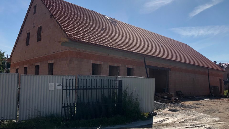 Hrubá stavba depozitáře jičínského muzea v Robousích je téměř hotova