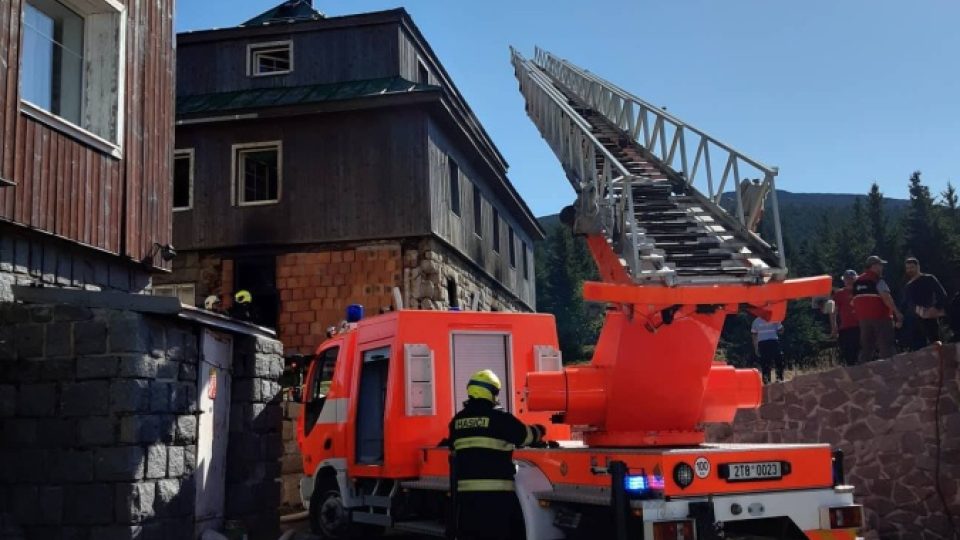 U Špindlerovky hořela budova pro personál. Na samotnou Špindlerovu boudu se požár nerozšířil