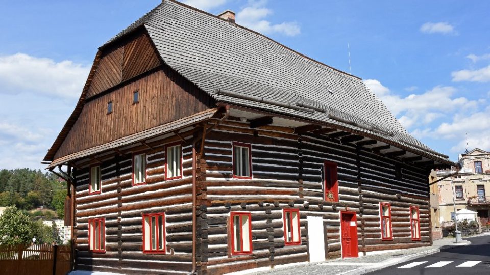 Dům č. p. 92 v Úpici, nazývaný Dřevěnka, je jedním z nejstarších a největších českých maloměstských dřevěných domů
