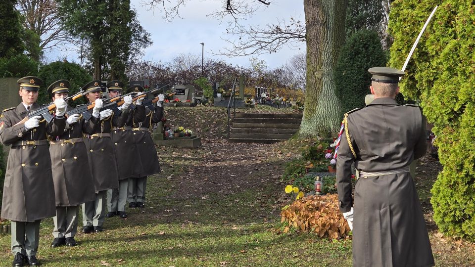 Ostatky válečného hrdiny Miroslava Špota se po více než 80 letech vrátily do Jičína, kde vyrůstal | foto: Vladislava Wildová, Český rozhlas Ostatky válečného hrdiny Miroslava Špota se po více než 80 letech vrátily do Jičína, kde vyrůstal