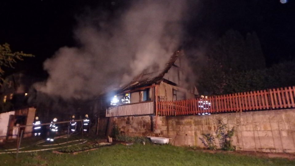 Požár chalupy v Dolní Brusnici na Trutnovsku si vyžádal jednu oběť