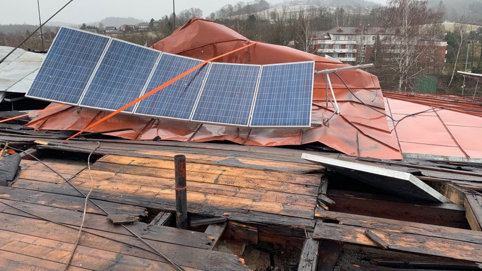 ZŠ T. G. Masaryka v Náchodě vítr zničil nejen střešní krytinu, ale také fotovoltaické panely