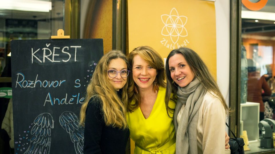 S kolegyní z nakladatelství Zlatý květ Monikou Tomíčkovou a s fotografkou Zuzanou Zoňovou na křtu knihy Inelie Benz Rozhovor s andělem