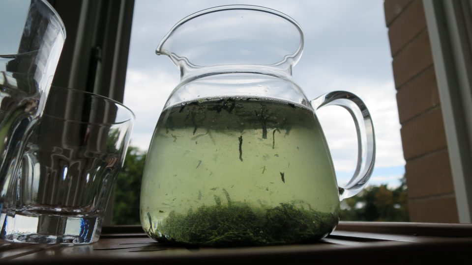 Domácí ledový čaj je osvěžující hlavně v létě
