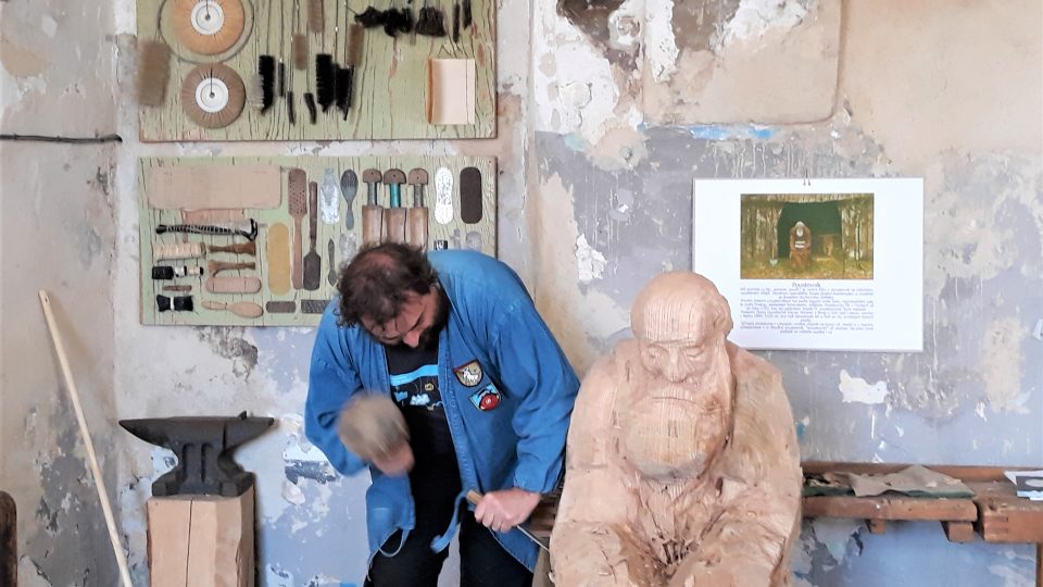 Scénograf Robert Smolík sochá v jezuitské koleji novou sochu poustevníka pro grottu v Libosadu