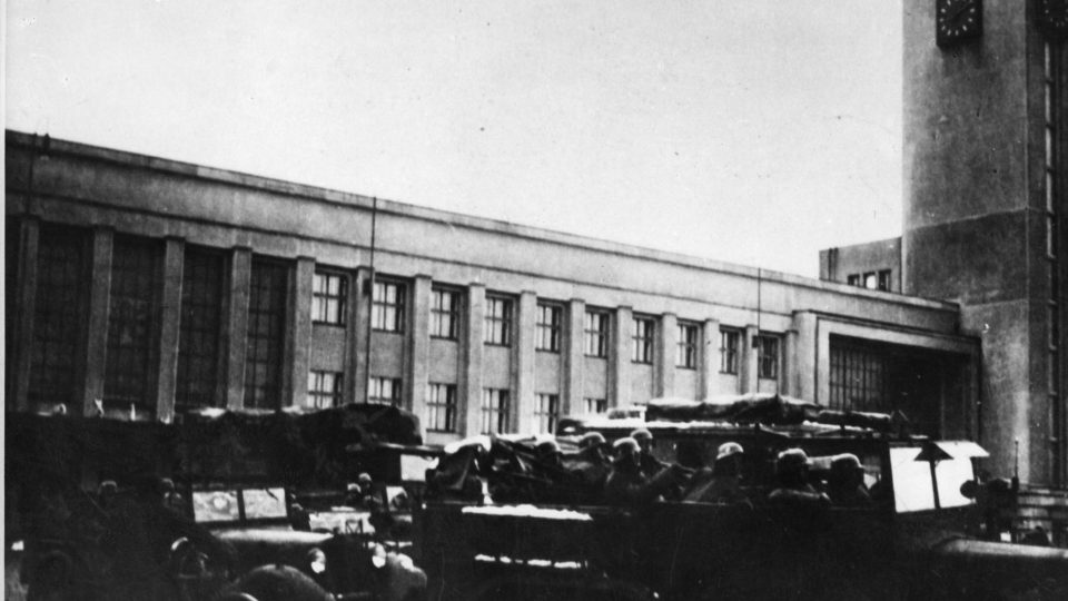 Počátek okupace 1939 v Hradci Králové. Německá armáda před hradeckým vlakovým nádražím
