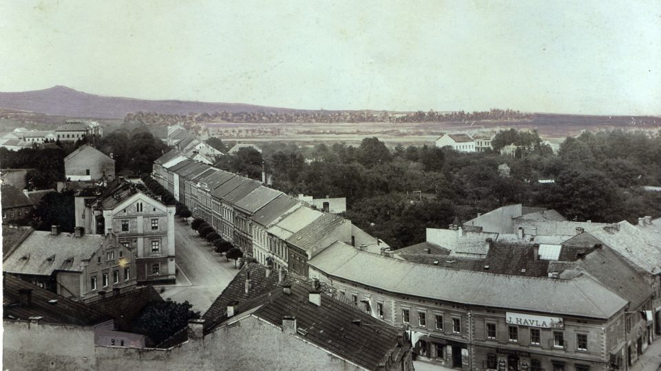 Havlíčkova ulice v Jičíně pohledem z Valdické brány z roku 1887