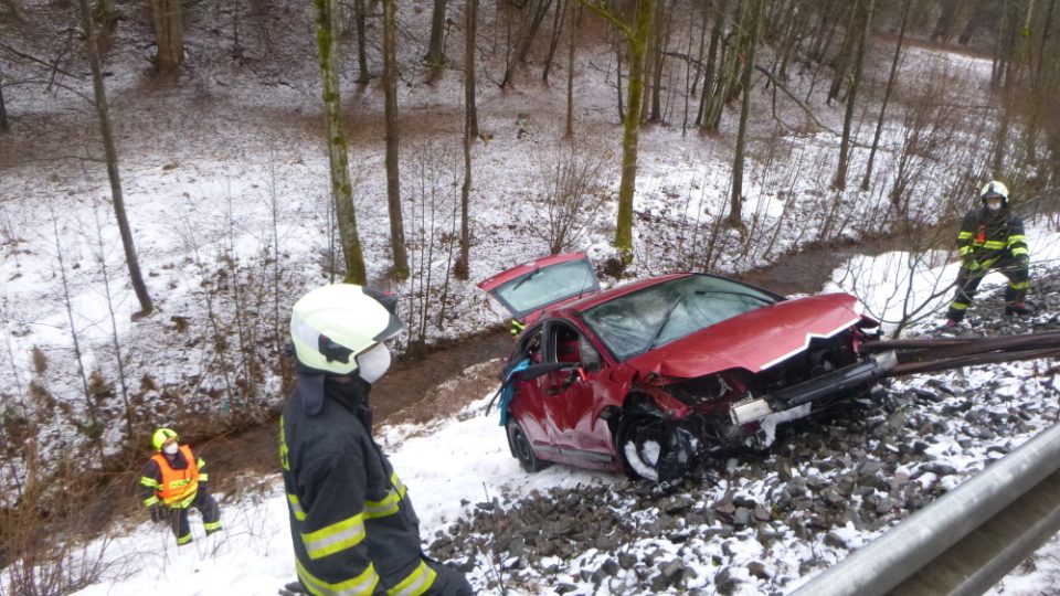 U Zlaté Olešnice na Trutnovsku sjelo auto ze srázu do potoka, hasiči museli řidičku vyprostit