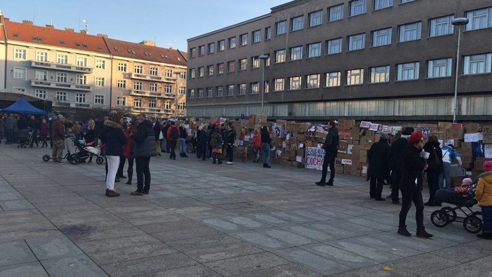 Happening s pamětníky i odhalení papírové zdi z krabic na Ulrichově náměstí v Hradci Králové