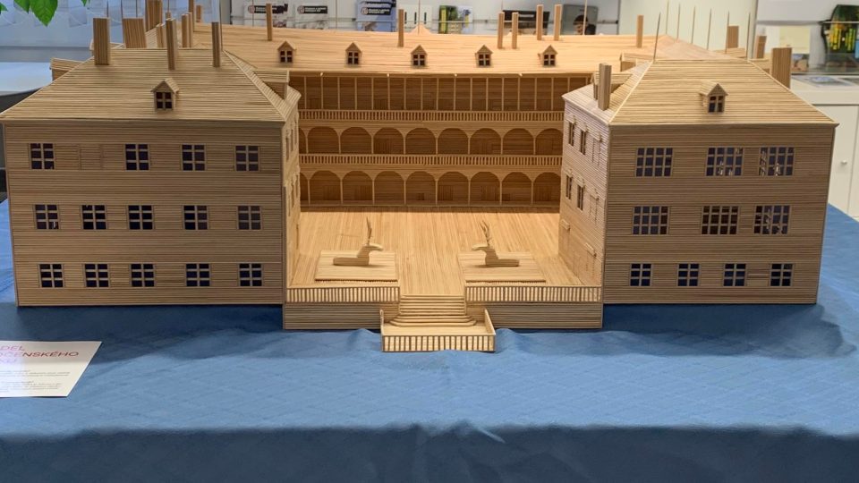 Luboš Váradi sestavil model zámku v Opočně ze špejlí. Pracoval na něm rok