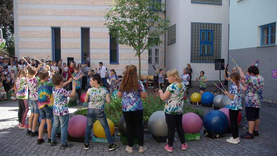 Zahradní slavnost v areálu Základní školy v Sobotce a nová venkovní učebna obklopená arboretem
