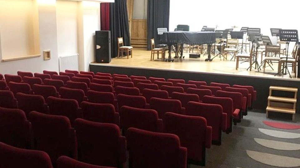 ZUŠ v Polici nad Metují připravuje pestrý program a také koncert dechového orchestru v novém koncertním sále