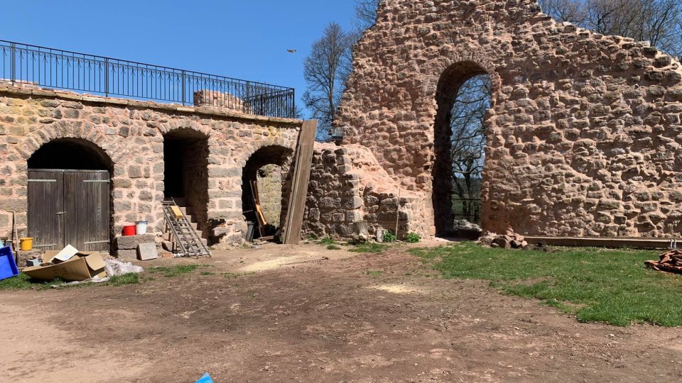 Hrad Pecka se pilně připravuje na nadcházející turistickou sezónu