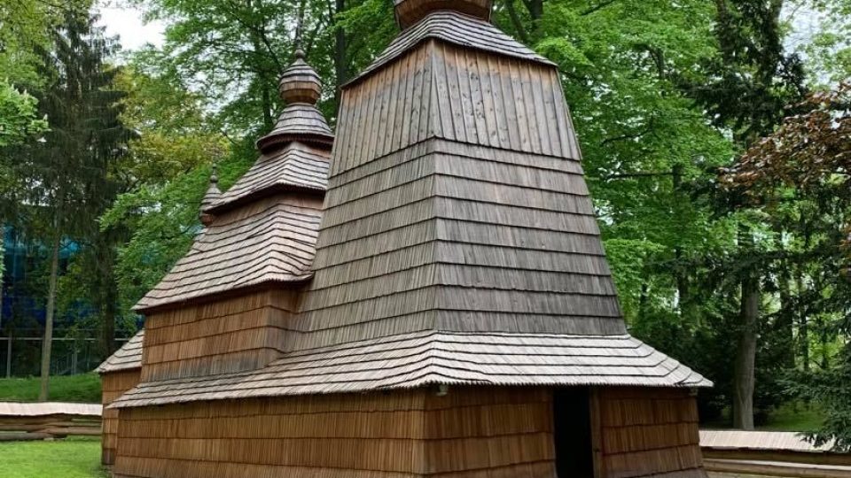 Šindele vzácného dřevěného kostela sv. Mikuláše v Hradci Králové získají první ochranný nátěr