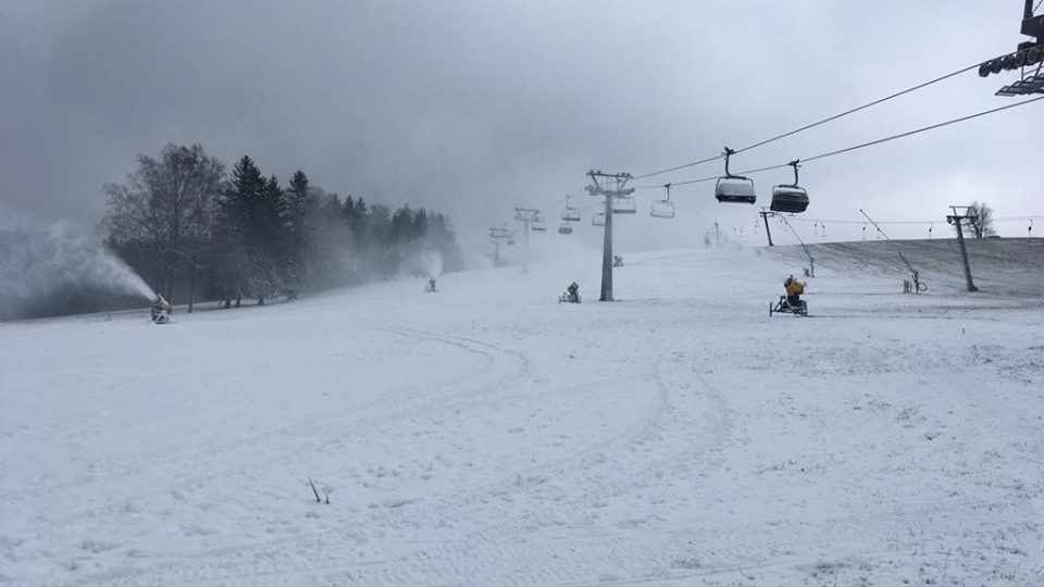 Některé skiareály v Orlických horách už spustily sněžná děla