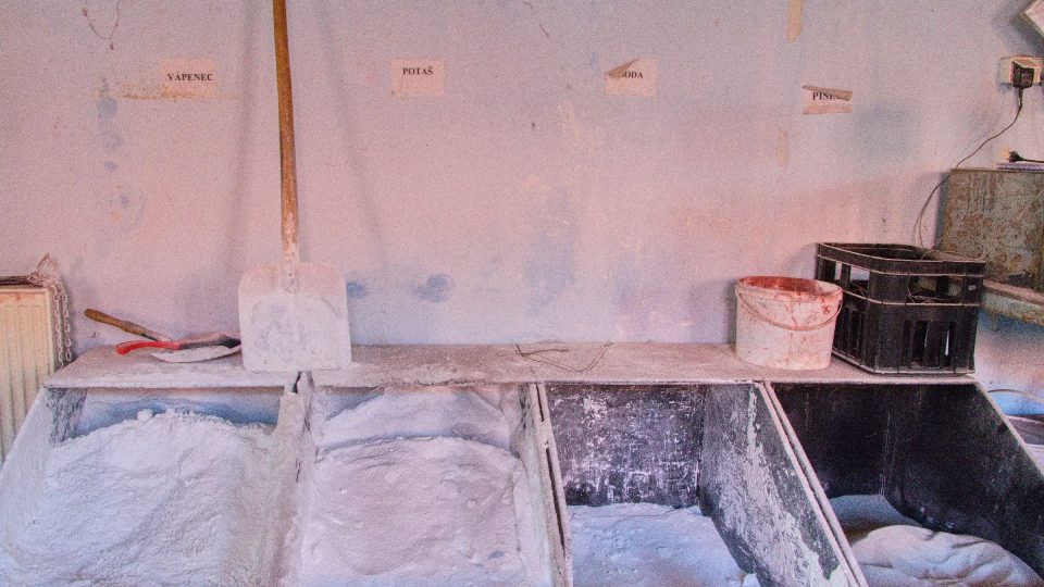 Kmenárna. Sklářská kuchyně, kde se suroviny míchají dohromady | foto: Jaroslav Hoření, Český rozhlas Kmenárna. Sklářská kuchyně, kde se suroviny míchají dohromady