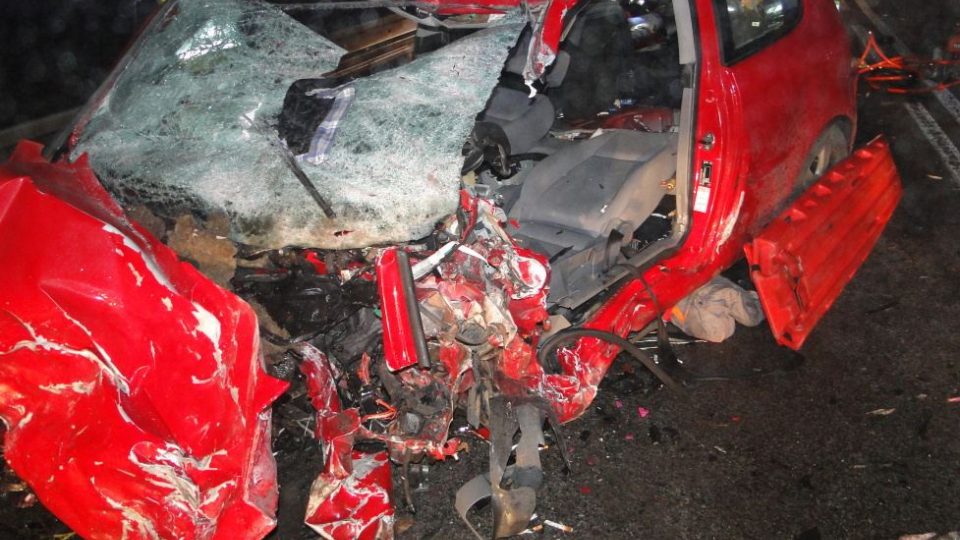 Střet kamionu a osobního automobilu na silnici č. 33 mezi Lochenicemi a Trotinou | foto: HZS Královéhradeckého kraje Střet kamionu a osobního automobilu na silnici č. 33 mezi Lochenicemi a Trotinou