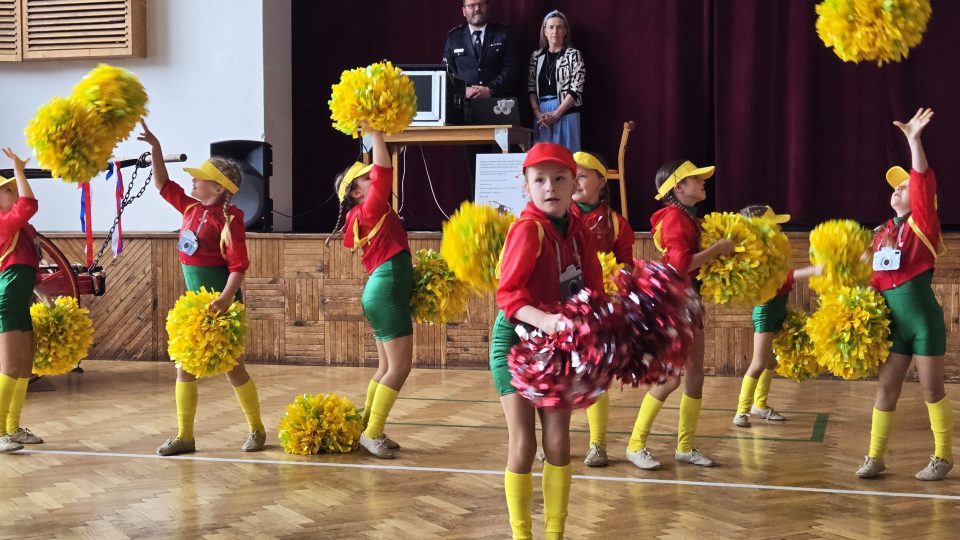 Dvoumužný hydrophor. Unikátní ruční hasičskou stříkačku z roku 1872 zrestaurovali hasiči z Hněvčevsi