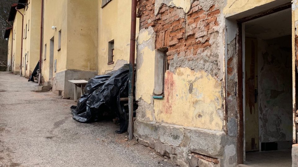 Desítky obyvatel bytového domu v Úpici si musí hledat nové ubytování