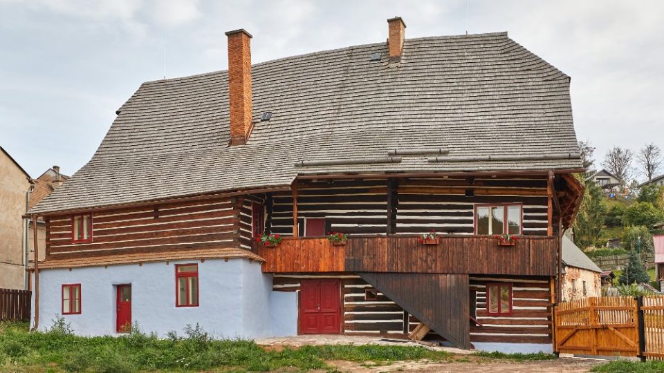 Dům č. p. 92 v Úpici, nazývaný Dřevěnka, je jedním z nejstarších a největších českých maloměstských dřevěných domů