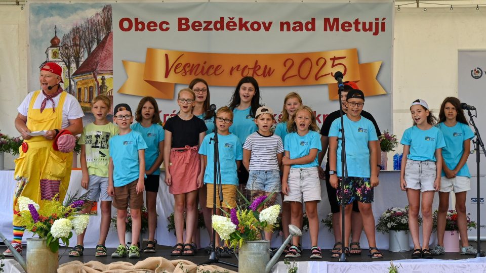 V Bezděkově nad Metují převzali ocenění vítězné obce krajského kola soutěže Vesnice roku | foto: Krajský úřad Královéhradeckého kraje V Bezděkově nad Metují převzali ocenění vítězné obce krajského kola soutěže Vesnice roku