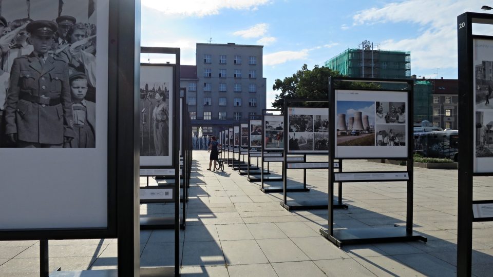 Výstava okamžiky 100letí na Ulrichově náměstí v Hradci Králové