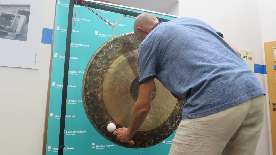 Petr Kohl hraje na harmonizující obří gongy. Každý koncert je jedinečný, neopakovatelný originál