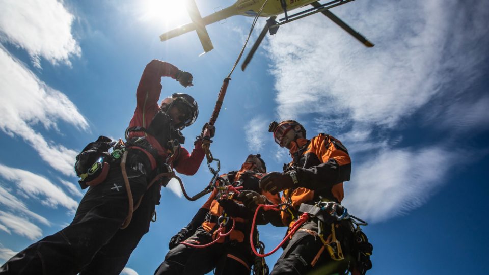 Spolupráci při záchraně osob v těžko přístupném skalním terénu cvičilo hned několik záchranných složek najednou