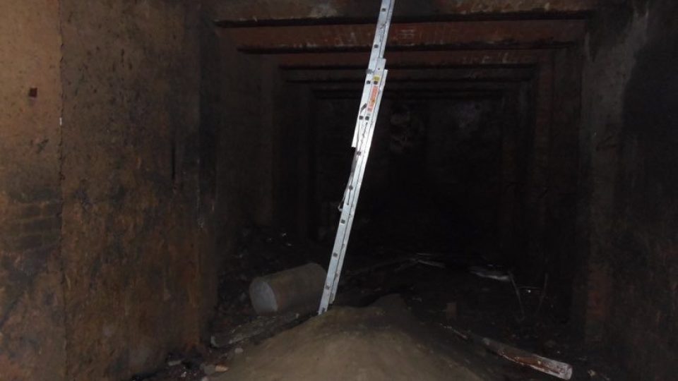 V Novém Městě nad Metují se propadla část stropu sklepa (ilustrační foto)
