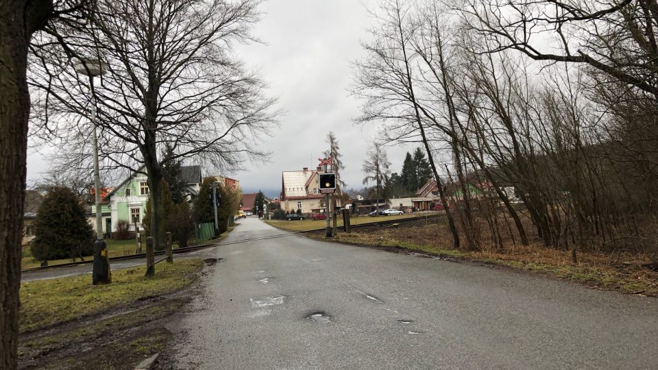 Správa železnic potvrdila, že ve Vrchlabí v části Podhůří vybuduje dva chráněné přejezdy na vlakové trati do Kunčic nad Labem