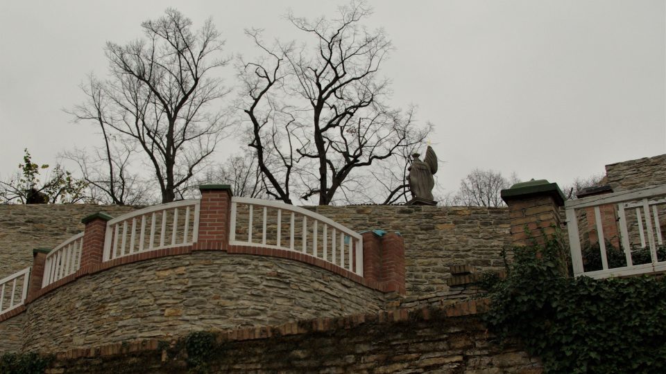 Opravená část terasních zdí