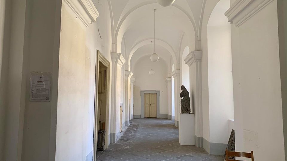 Část opatského bytu v polickém benediktýnském klášteře bude pro návštěvníky v nové turistické sezóně uzavřena. Konkrétně jde o slavný Laudonův sál