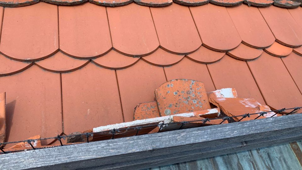 Na Státním zámku v Náchodě začala obnova střešní krytiny na jednom ze zámeckých křídel