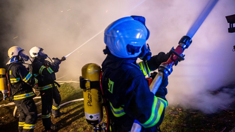 Požár stavení v Jasenné na Náchodsku likvidovalo sedm jednotek hasičů