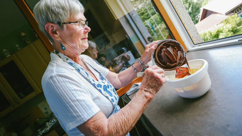 Blanka Imrišková při přípravě žilinských řezů | foto: Jana Volková Blanka Imrišková při přípravě žilinských řezů