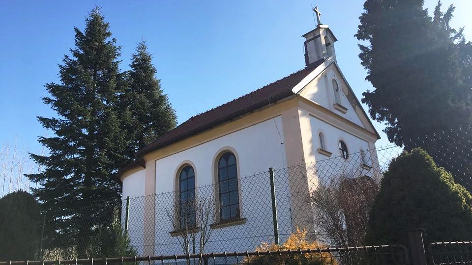 Kaple Panny Marie ve Spech na Náchodsku se dočkala nové střechy